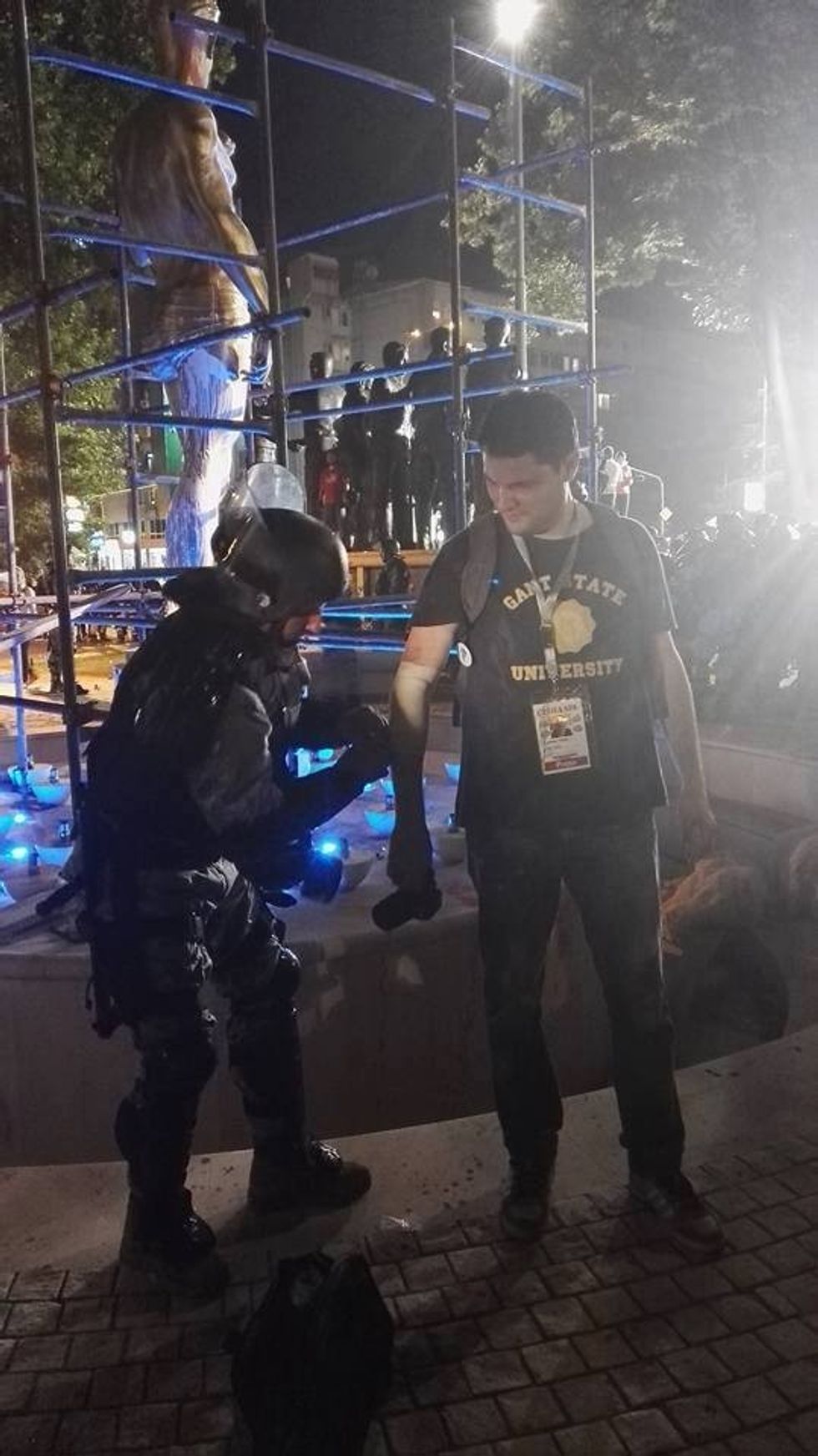 Polici ndihmon reporterin