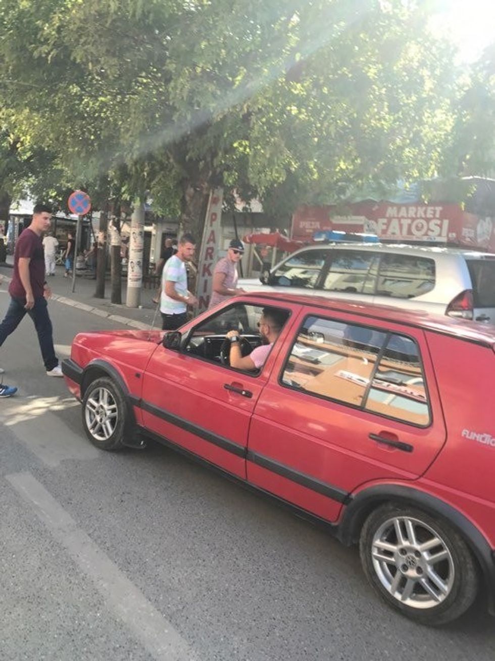 Polici parkon në hapësirë të palejuar bllokon rrugen ne qender te qytetit te Pejes foto 2