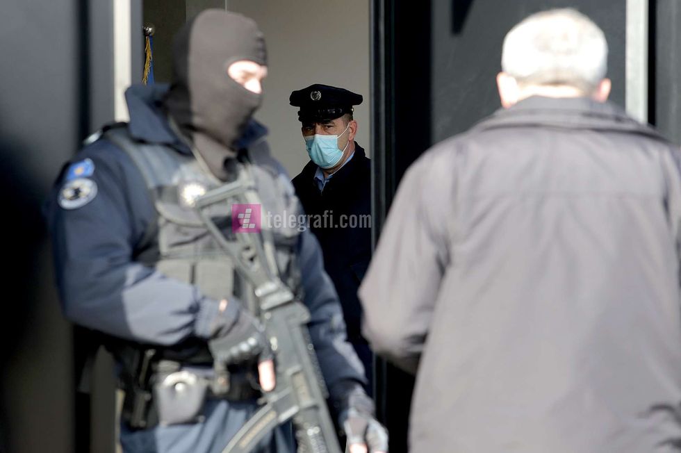 Policia arreston kreun e Agjencise per Zhvillimin e Bujqesise dhe disa zyrtare te tjer foto Ridvan Slivova 14