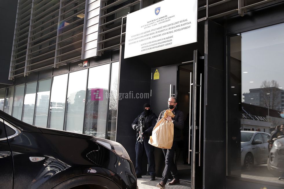 Policia arreston kreun e Agjencise per Zhvillimin e Bujqesise dhe disa zyrtare te tjer foto Ridvan Slivova 16