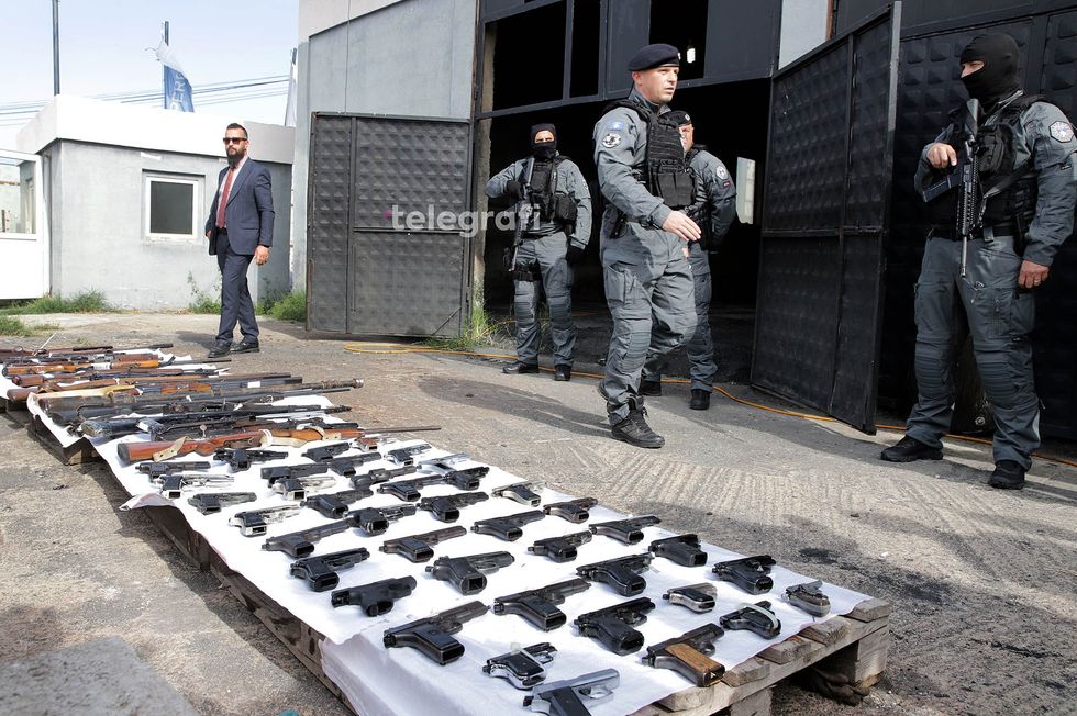Policia e Kosoves ben shkaterrimin e armeve te cilat jane konfiskuar foto Ridvan Slivova 2