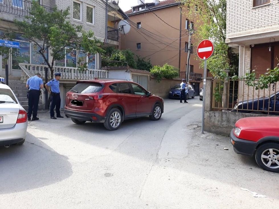 policia kontrollon te shtepia e mensur safqiut 1