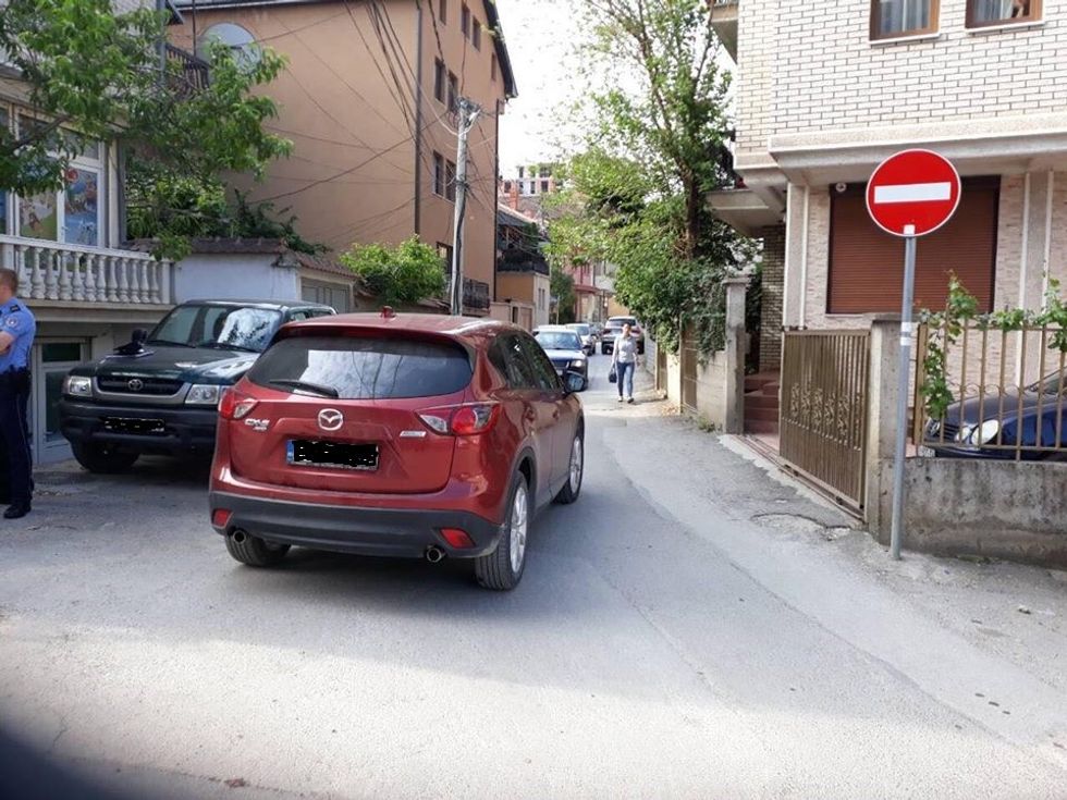 policia kontrollon te shtepia e mensur safqiut 2