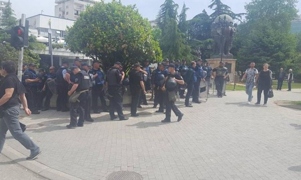 Policia para Kuvendit 28 prill 4