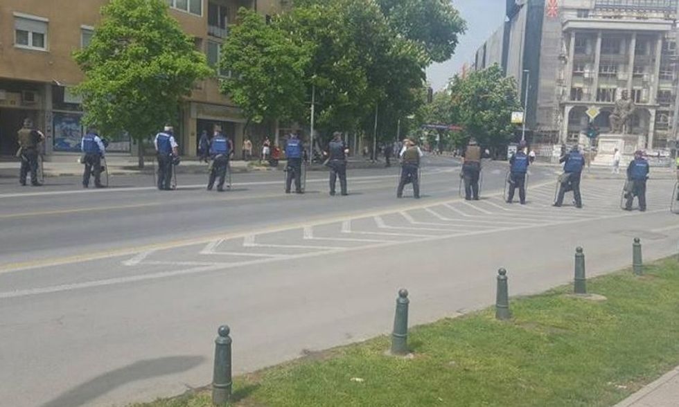 Policia para Kuvendit 28 prill 5