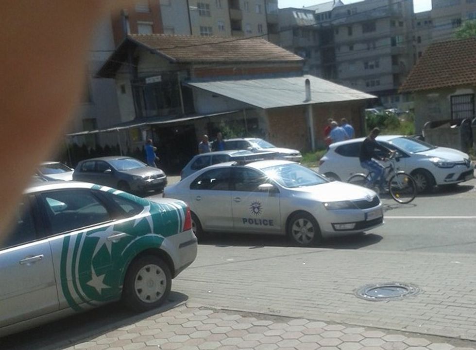 policia parkohet ne rruge