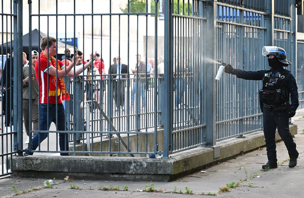 Policia spërkat me gaz lotsjellës tifozët e Liverpool jashtë Stade de France