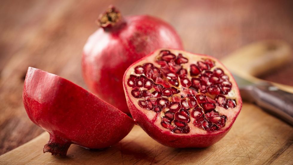 pomegranate fruit on cut board 157685468 588901525f9b5874ee801d3e scaled