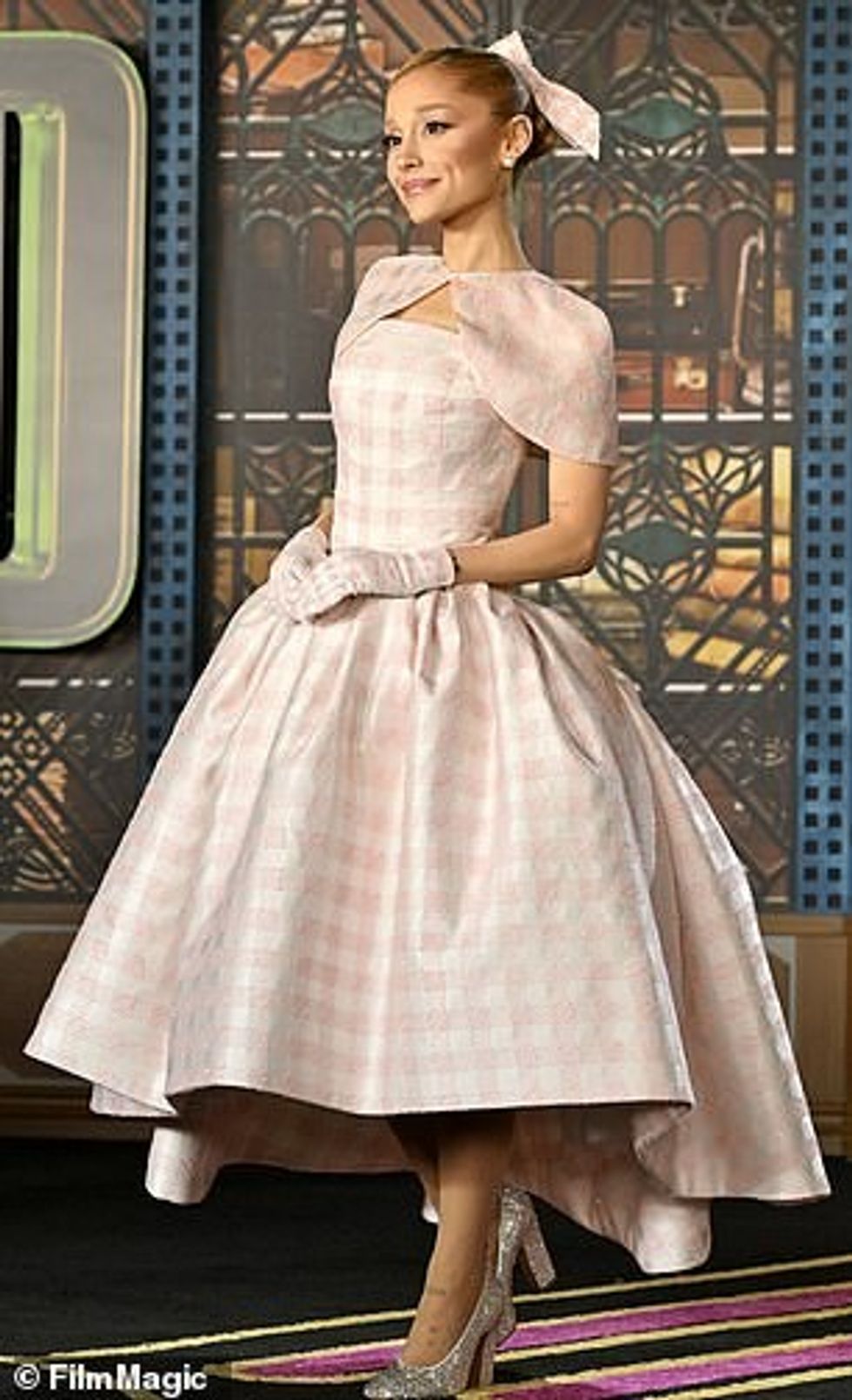 Por ansambli la në ekran të plotë figurën veçanërisht të imët të këngëtares