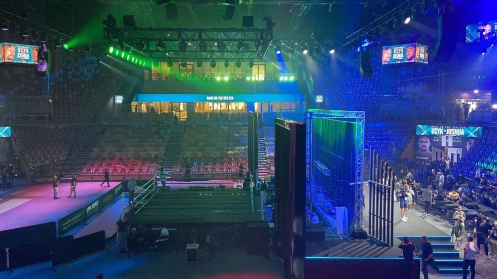 Por të shtunën mbrëma ai do të jetë në arenën e mbyllur në King Abdullah Sports City në Jeddah, Arabi Saudite.