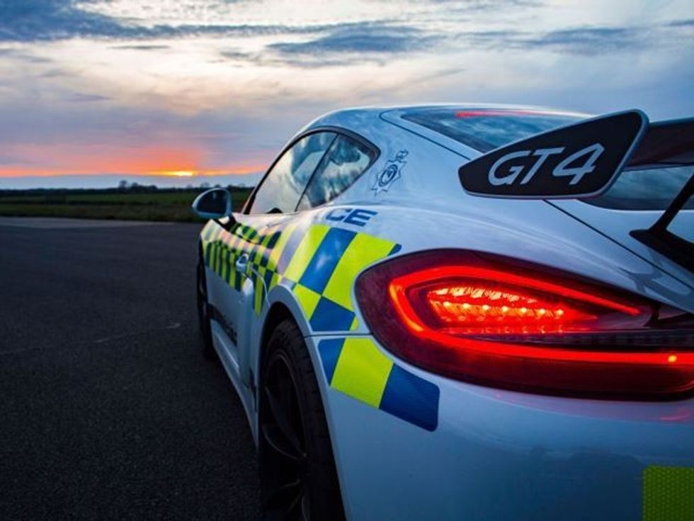 Porsche Cayman CT4 dhurohet për disa veprimtari ndihmuese foto 4