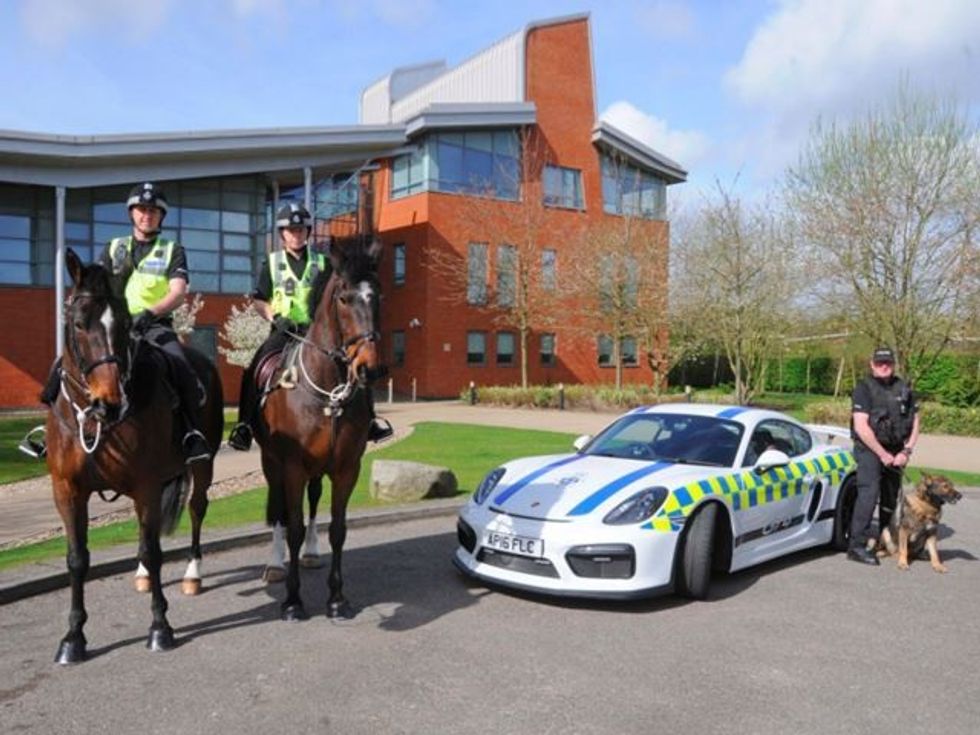 Porsche Cayman CT4 dhurohet për disa veprimtari ndihmuese foto 6