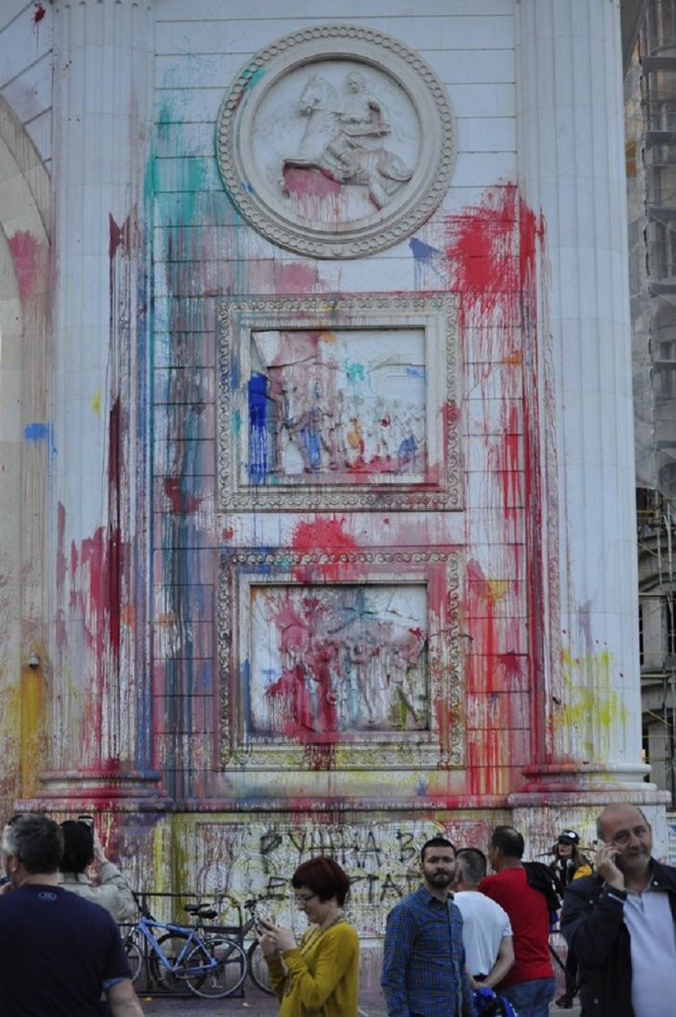 Porta e Maqedonise e ngjyrosur.