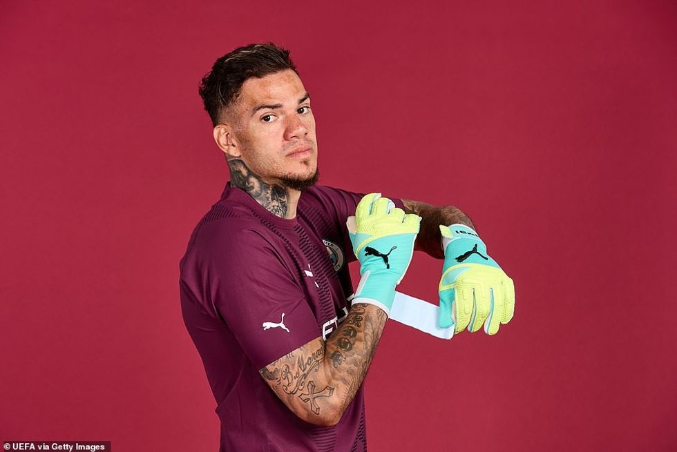 Portieri Ederson shtrëngon dorezat e përdorura për të ndihmuar Cityn të pësojë më pak gola në Champions League këtë sezon.