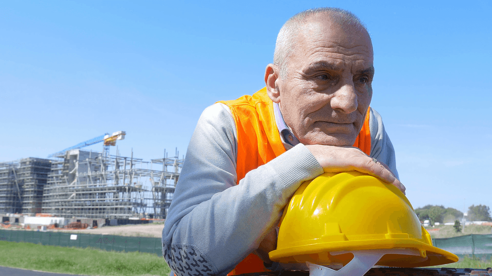 portrait of old worker posing chin on his helmet bniyfqkf F0000