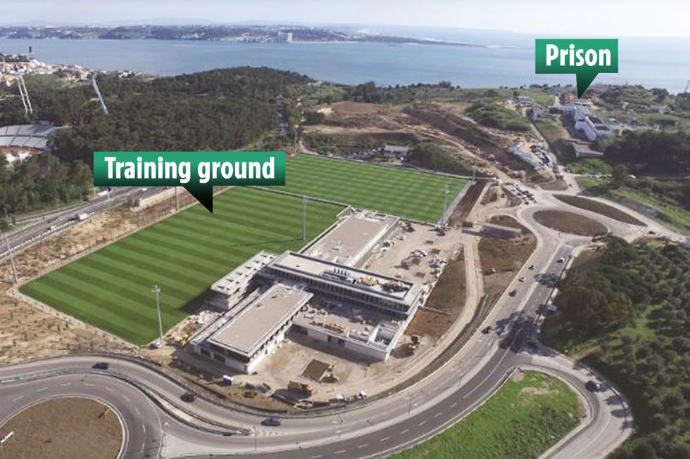 Portugalia stërvitet në bazën e tyre Cidade do Futebol - pikërisht përballë burgut të Paimit