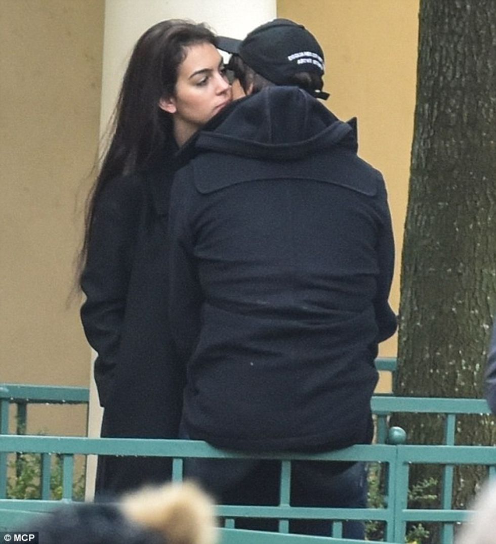 Portugezi ishte maskuar me paruke që të mos njihej