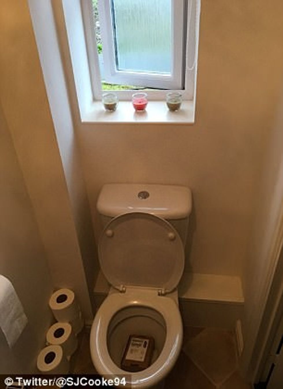 Postieri ia hodhi pakon nga dritarja e tualetit dhe nuk përfundoi si duhet foto 2