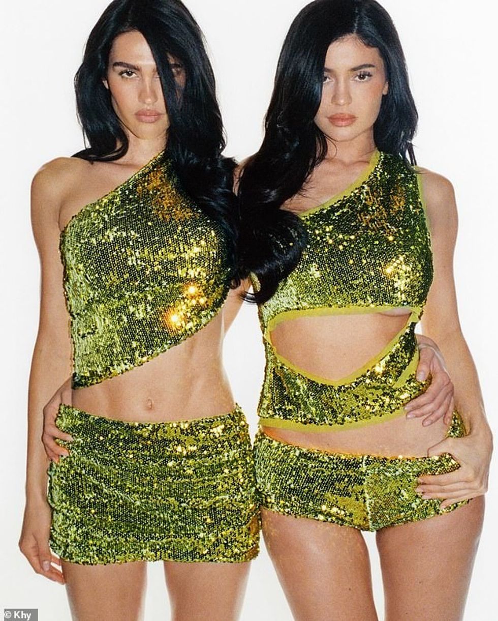 Postimi vjen vetëm një ditë pasi themeluesja e Kylie Cosmetics ndau disa foto të saj me Amelia Grey Hamlin, 23, për një xhirim reklamash në Khy.