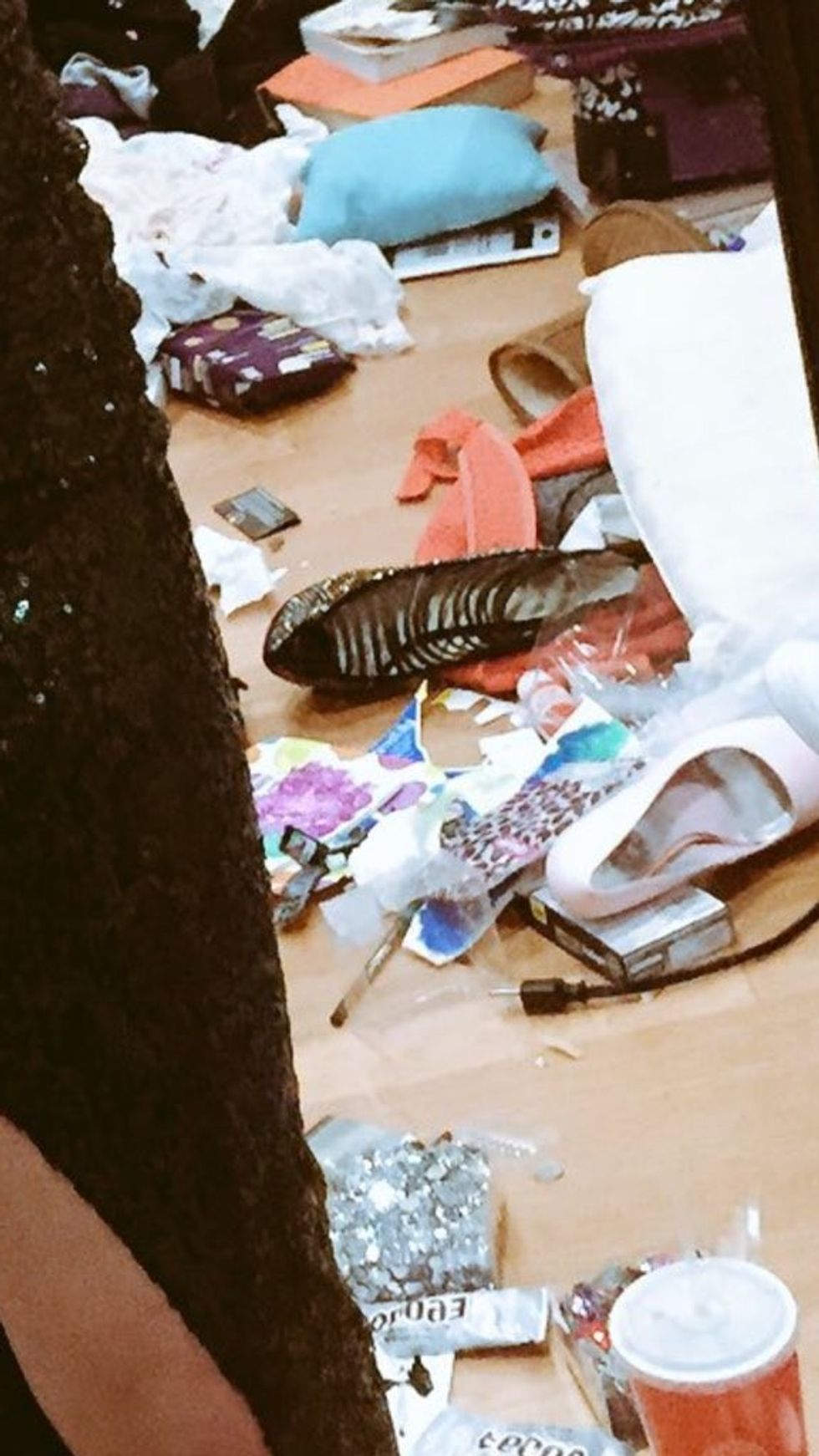 Poston fotografi për të treguar fustanin e ri shikoni ne çfare gjendje eshte dhoma saj foto 3