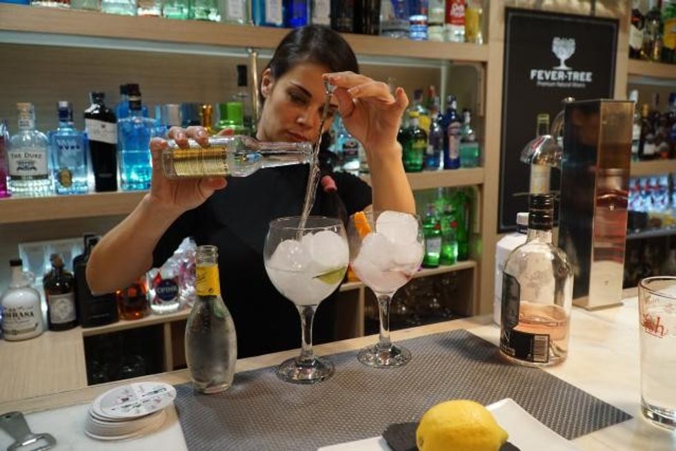 pouring-gin-and-tonic-malaga