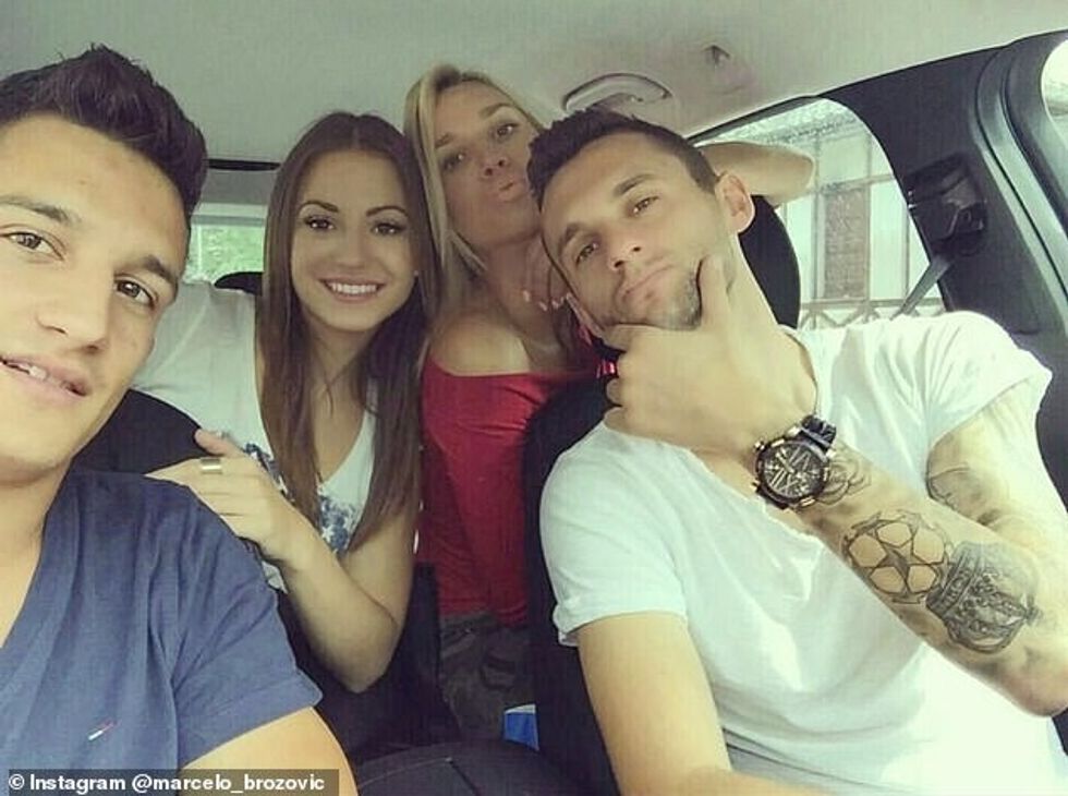 Poza e ka origjinën nga një foto e diskutueshme e postuar nga mesfushori në Instagram