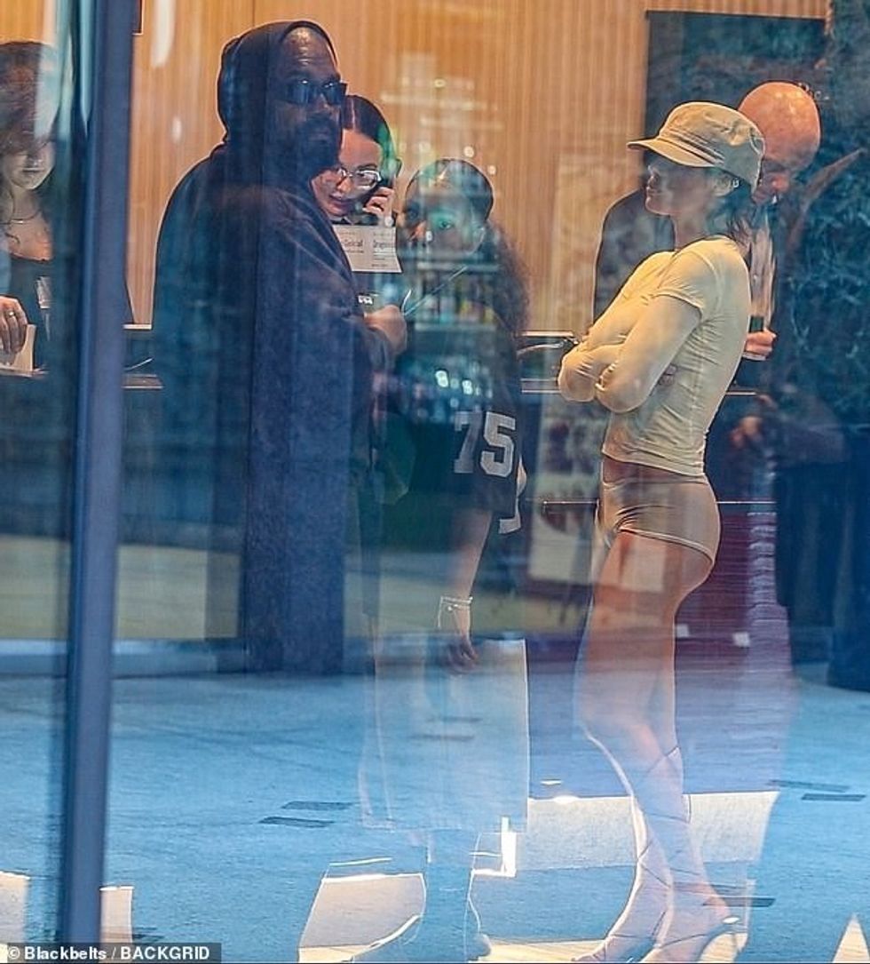 Pranë çiftit ka qëndruar edhe reperi Heartless teksa blenë bileta në hollin kryesor të teatrit.