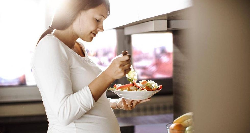 pregnant woman foods eating e1525338183865