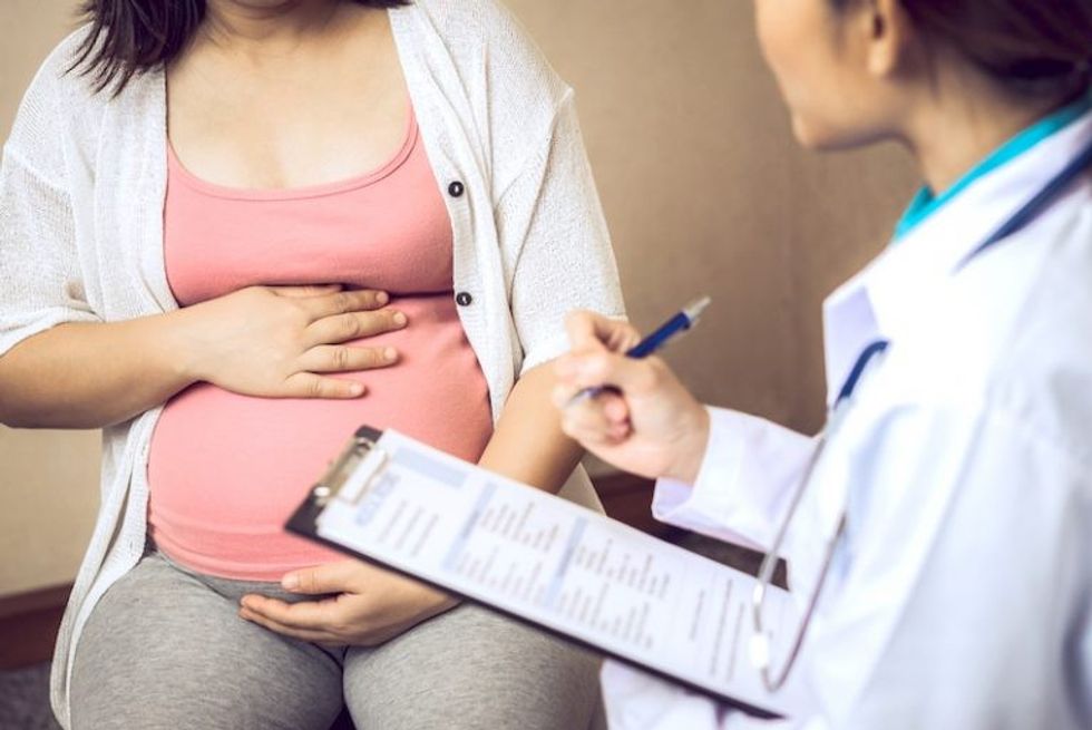 pregnant women and her gynaecologist at a check up for gestational diabetes 1
