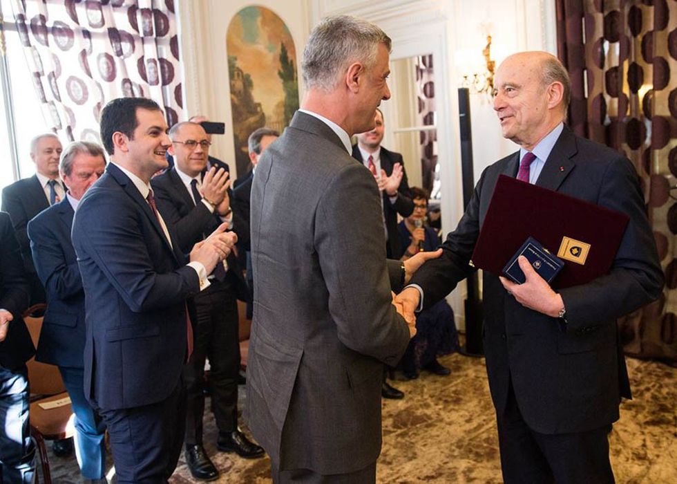 Presidenti Thaçi dekoron ish kryeministrin francez Alain Juppé me medaljen “Urdhri i Lirisë” 2
