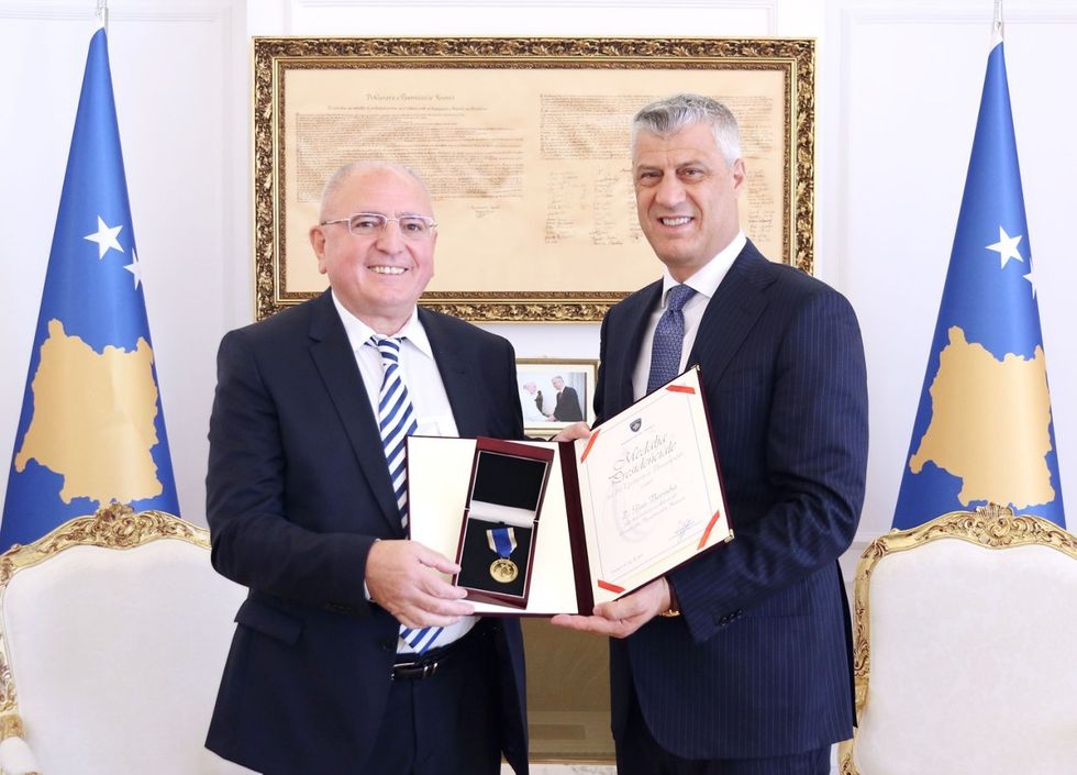 Presidenti Thaçi dekoron Loris Castriota Skanderbegun Reto Nausen dhe Gjon Berishën 3