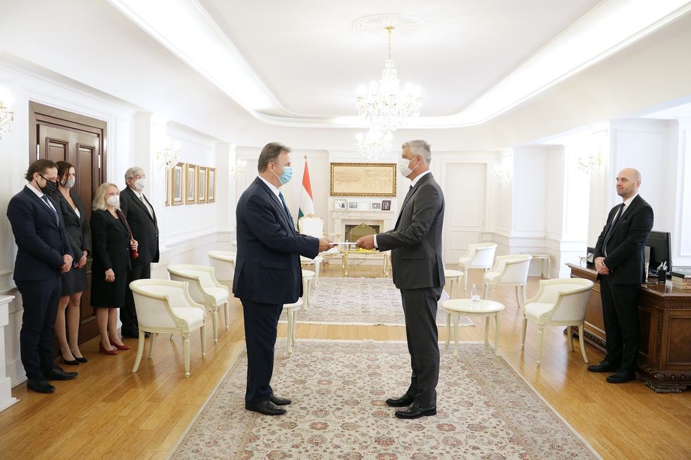 Presidenti Thaci pranoi letrat kredenciale nga ambasadori i ri hungarez Jozsef Bencze 1