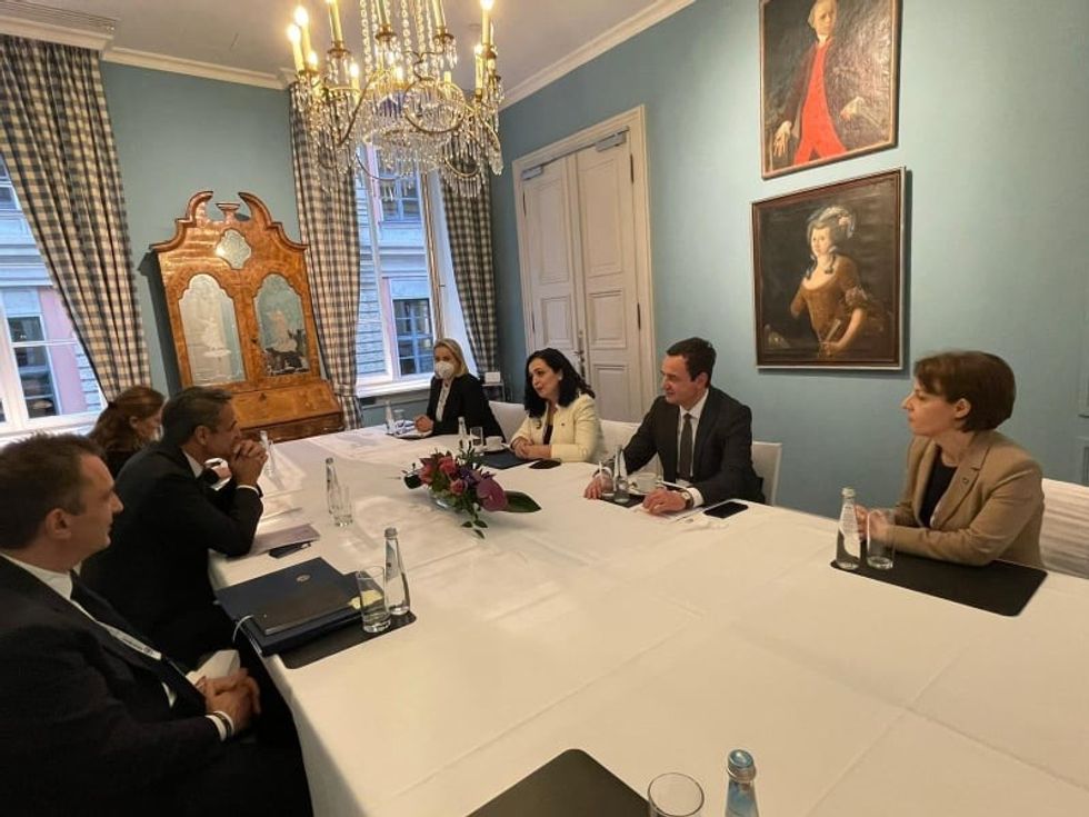 Presidentja Osmani dhe kryeministri Kurti takuan kryeministrin Grek Kyriakos Mitsotakis 1