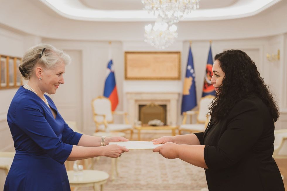 Presidentja Osmani i pranoi sot letrat kredenciale nga ambasadorja e Sllovenise znj. Minca Benedejcic 1 scaled