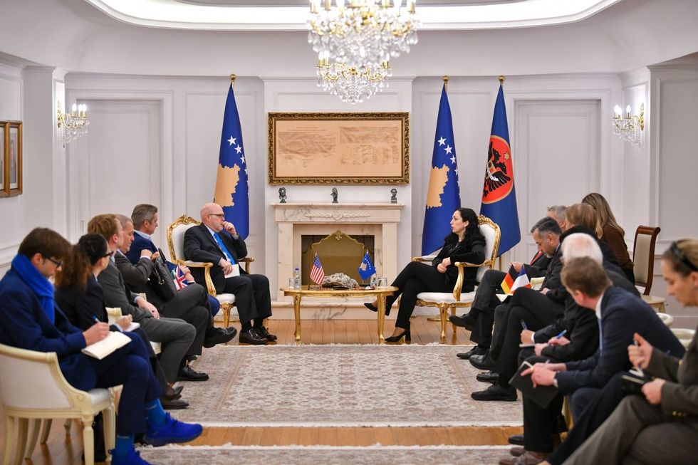 Presidentja Osmani priti ne takim ambasadore te shteteve te QUINT it dhe ate te BE se 1