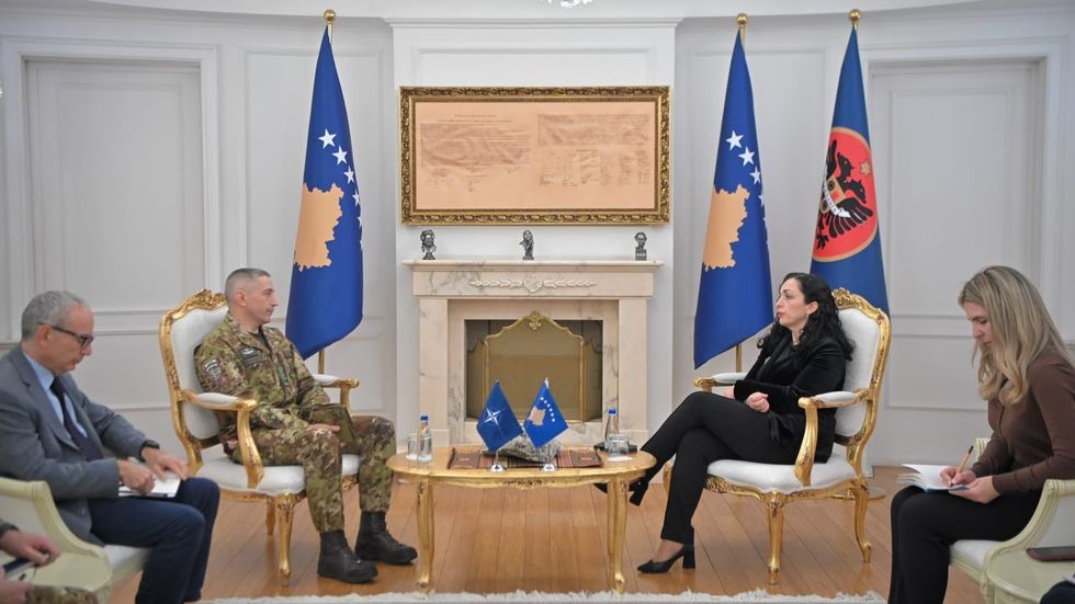 Presidentja Osmani priti ne takim komandantin e KFOR it gjeneralmajor Enrico Barduani 1