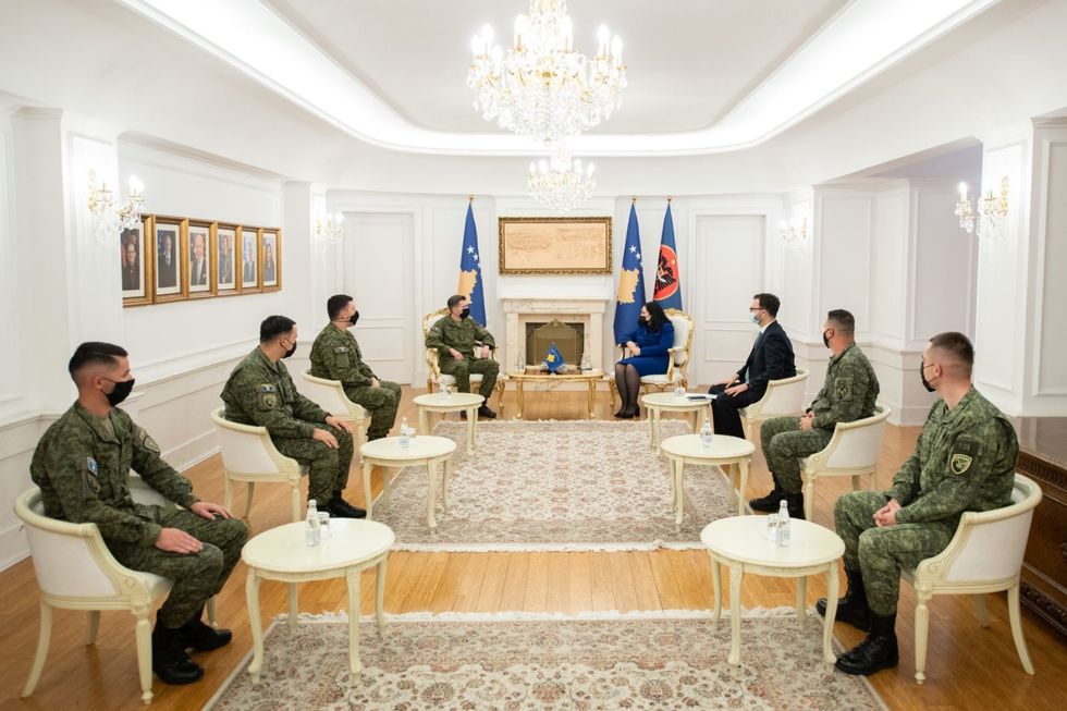 Presidentja Osmani priti pjesetaret e FSK se qe sherbyen ne Kuvajt 1