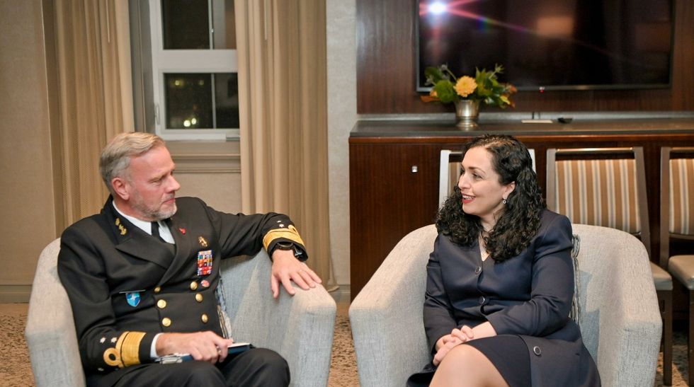 Presidentja Osmani takoi Kryetarin e Komitetit Ushtarak te NATO s Admiralin Rob Bauer 1 scaled