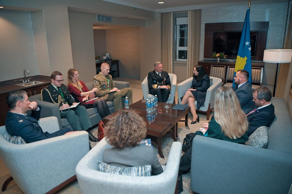 Presidentja Osmani takoi Kryetarin e Komitetit Ushtarak te NATO s Admiralin Rob Bauer 3
