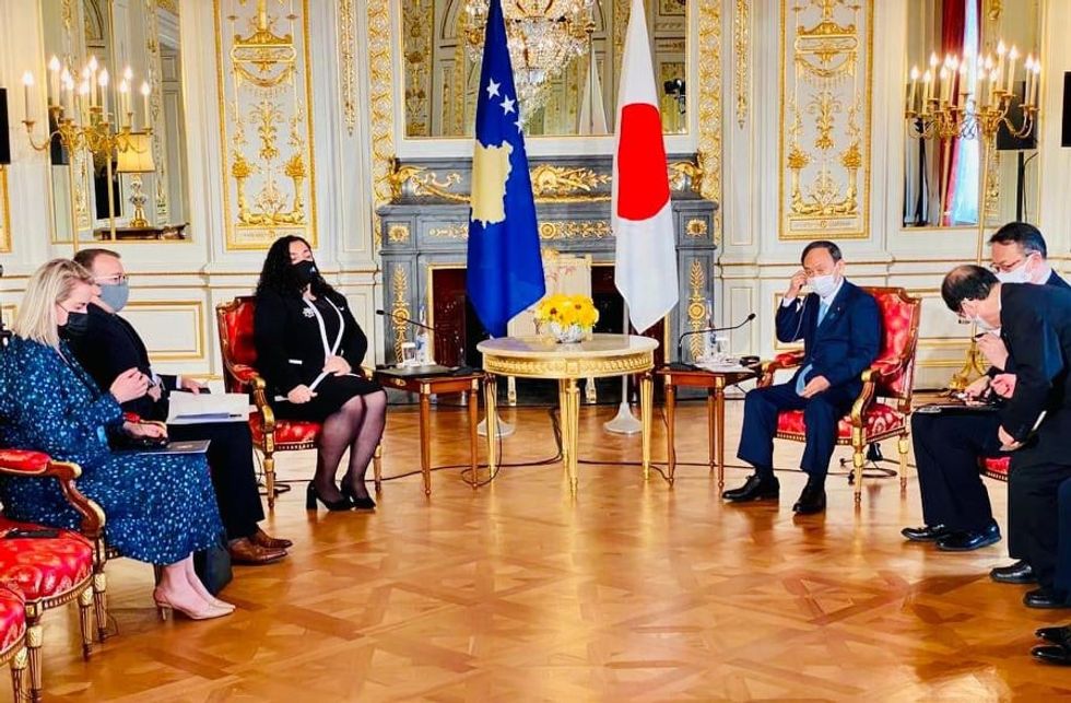 Presidentja Vjosa Osmani takon kryeministrin e Japonise Yoshihide Suga 3