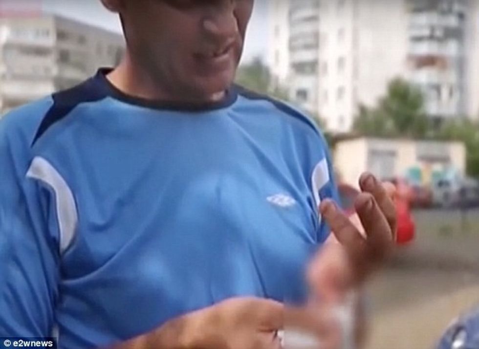 Preu gishtat me sharrë ne shenj proteste qe nuk po hetohet dhunimi i gruas se tij foto 2