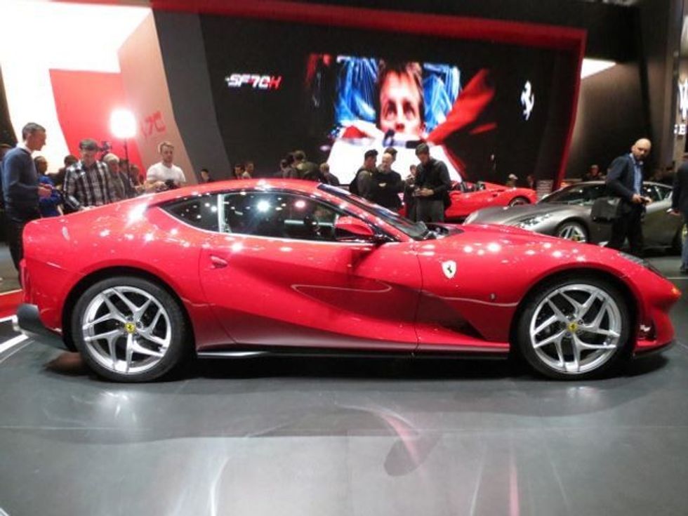 Prezantohet Ferrari 812 elegant dhe shume i shpejte foto 2