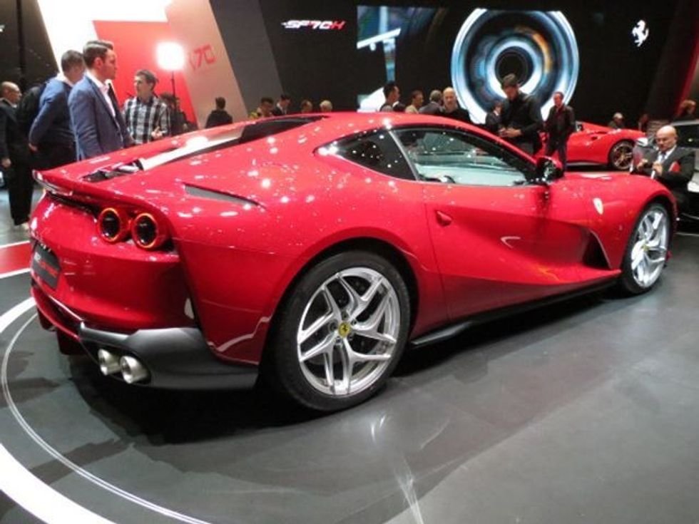 Prezantohet Ferrari 812 elegant dhe shume i shpejte foto 3