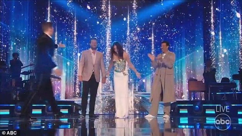 Prezantuesi i emisionit Ryan Seacrest prezantoi gjyqtarin dhe Katy bëri një hark të vogël