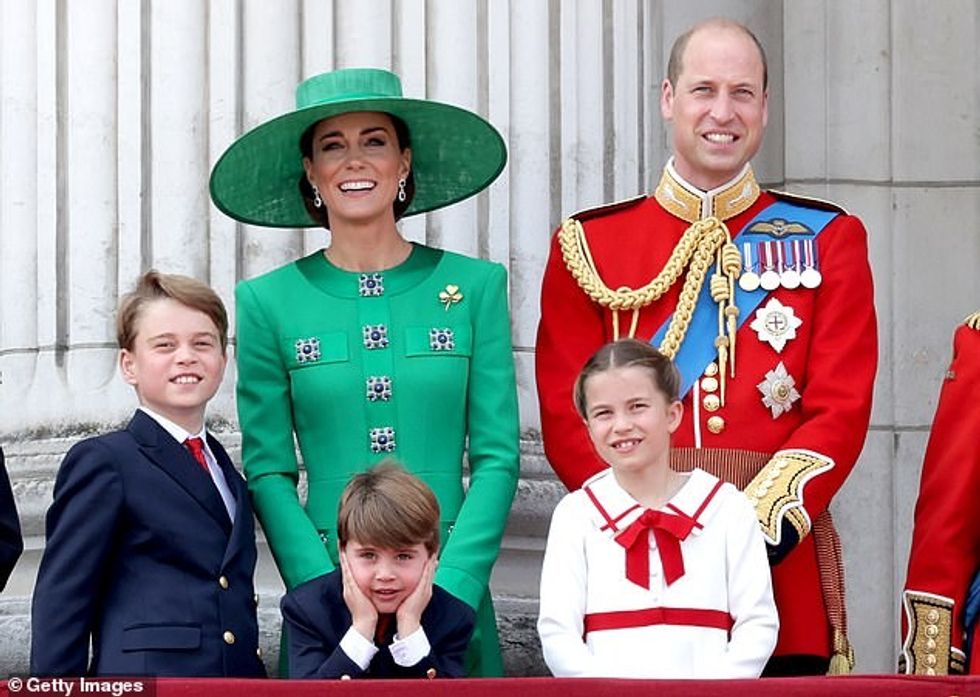 Princesha e Uellsit do të shoqërojë tre fëmijët e saj në një karrocë gjatë paradës së Trooping the Color sot dhe do t'i bashkohet mbretit Charles, mbretëreshës Camilla dhe anëtarëve të tjerë të moshuar të familjes në ballkonin e Pallatit Buckingham gjatë ngjarjes së profilit të lartë. Ajo është fotografuar me bashkëshortin e saj Princin William dhe fëmijët e tyre gjatë Trooping of the Color vitin e kaluar