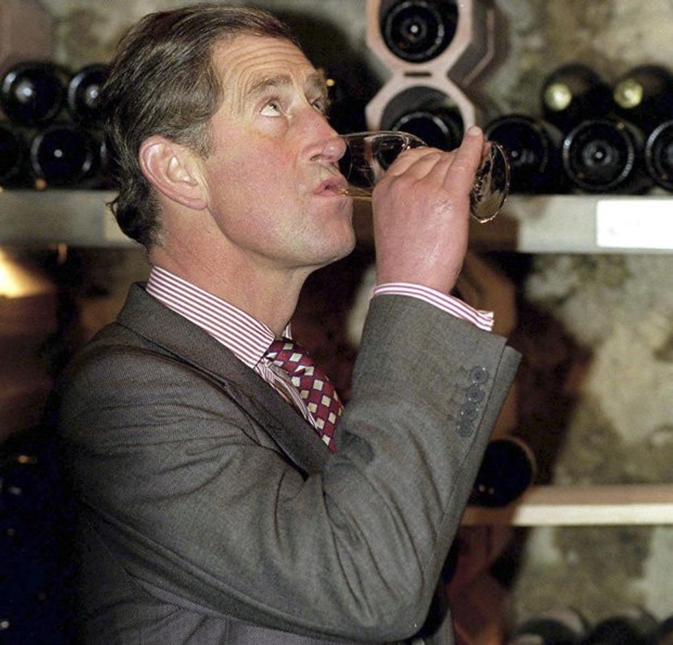 Princi Charles duke shijuar alkoolin slloven.