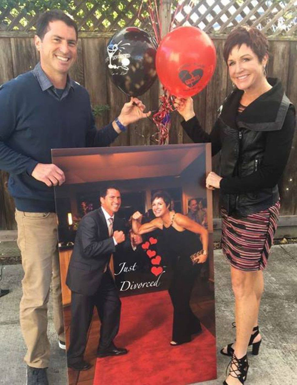 Prindërit festojnë ndarjen me një aheng të madh shkurorëzimi foto 3