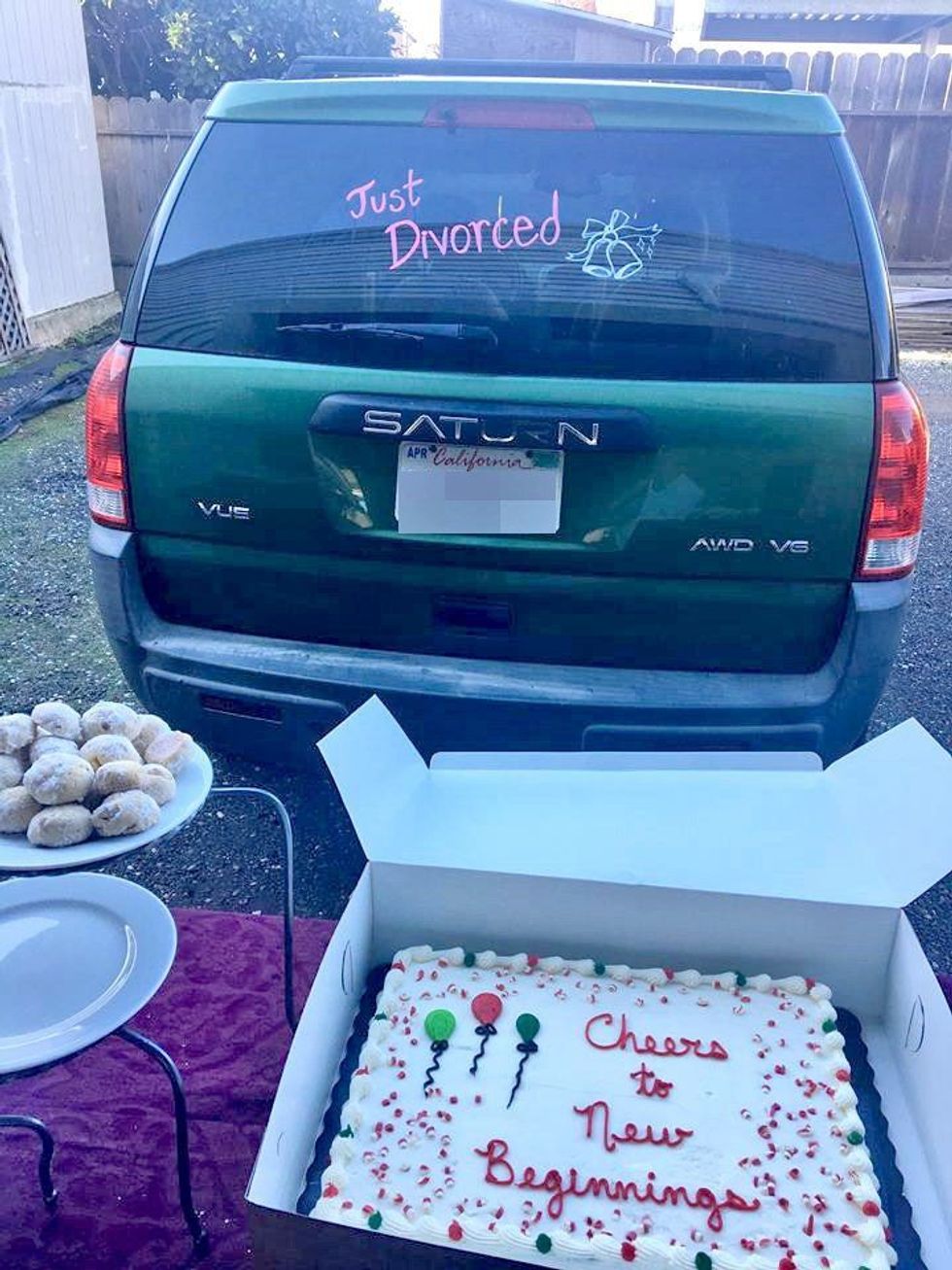 Prindërit festojnë ndarjen me një aheng të madh shkurorëzimi foto 5