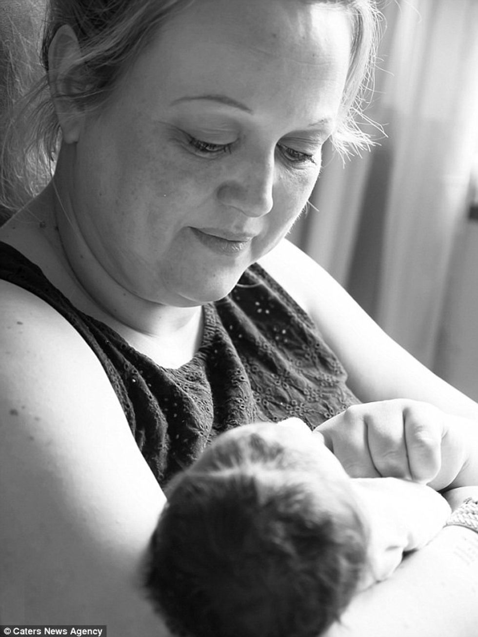 Prindërit i detyrojnë vajzat të fotografohen me motrën e tyre të vdekur foto 2