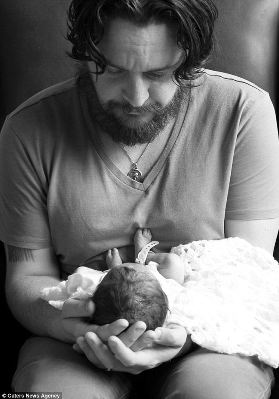 Prindërit i detyrojnë vajzat të fotografohen me motrën e tyre të vdekur foto 3